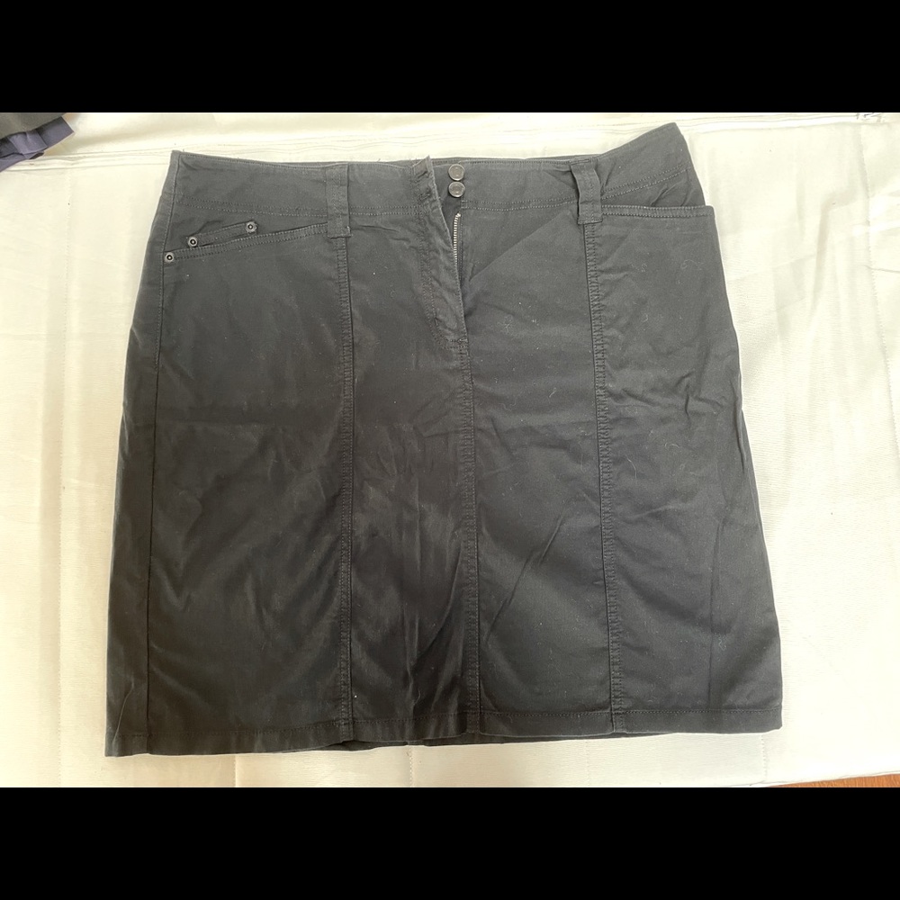 Jonew New York Sport skirt. Size 16. Just above the knee. Black.
